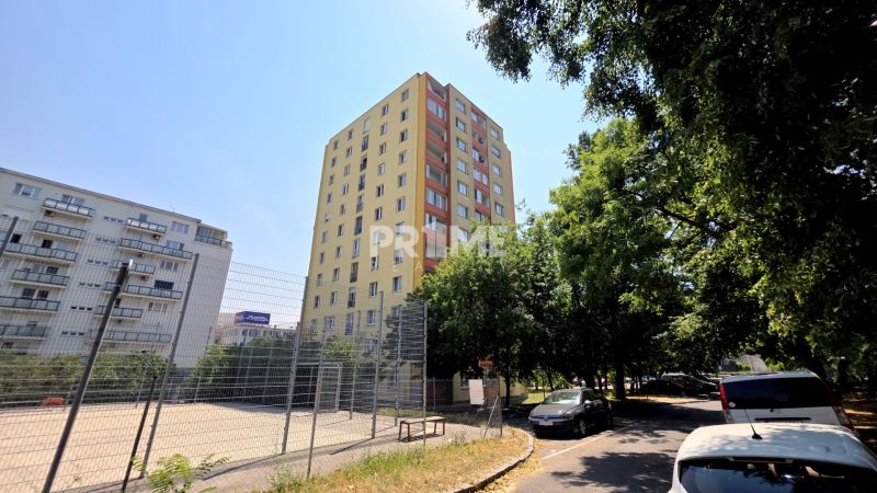 BÝVAJ PRVÝ v 1i BYTE, NOVÁ REKONŠTRUKCIA, BALKÓN, KLÍMA, Račianska ul. - Bytový dom na Račianskej ulici v Bratislave - Nové Mesto obklopený zeleňou.