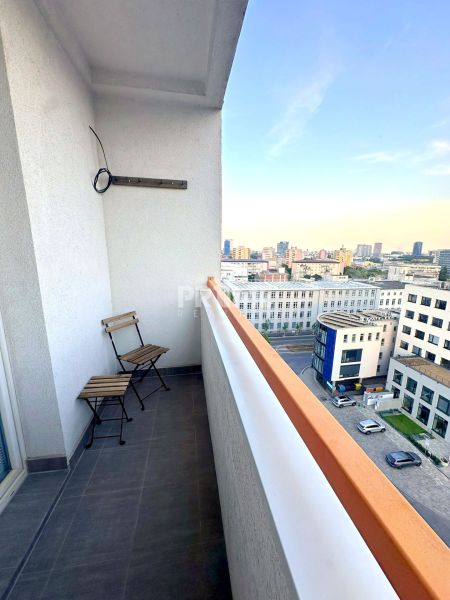 BÝVAJ PRVÝ v 1i BYTE, NOVÁ REKONŠTRUKCIA, BALKÓN, KLÍMA, Račianska ul. - Balkón s dvoma stoličkami vo výhľade na mesto na Račianskej v Bratislave, 1-izbový byt.