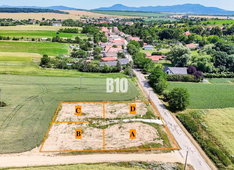 Stavebný pozemok, IS na pozemku - Nové Sady, Nitra - Letecký pohľad na pozemky - bývanie v Nových Sadoch s rozdelenými parcelami.