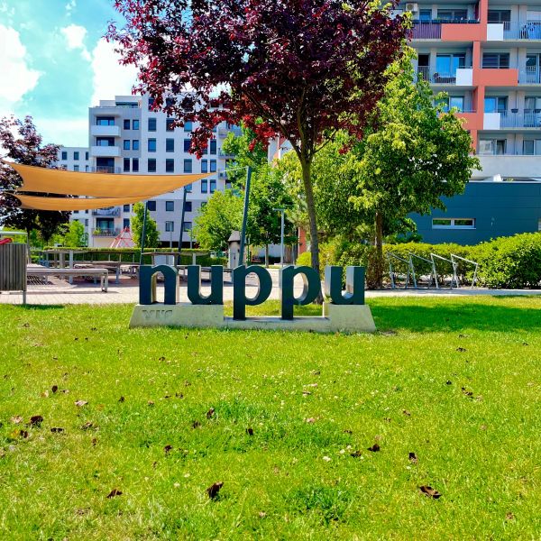 3-izbový byt v projekte NUPPU (Ružinov) - Park s detským ihriskom a budovami v Bratislave - Ružinove na Hraničnej ulici.