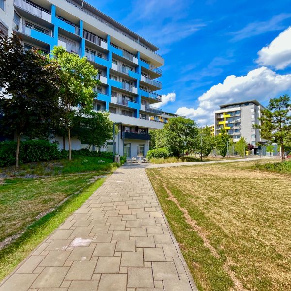 3-izbový byt v projekte NUPPU (Ružinov) - Bytový dom s farebnými balkónmi a zeleňou, Hraničná ulica, Bratislava - Ružinov.