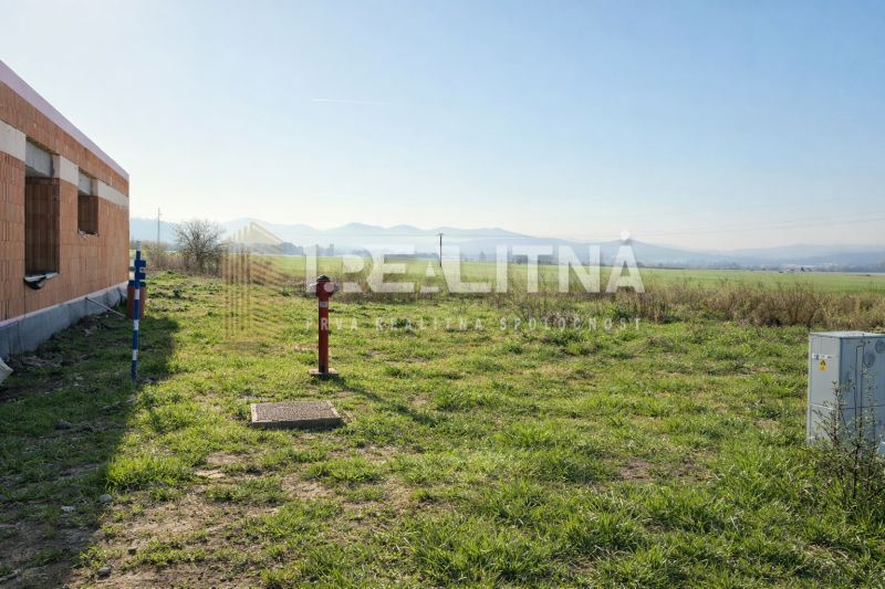 STAVEBNÝ POZEMOK NA SLIAČI, 861M2, SLNEČNICA - Pozemky - bývanie na Slnečnicovej ulici v Sliači, neďaleko rozostavanej budovy s výhľadom na hory.