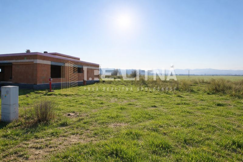 STAVEBNÝ POZEMOK NA SLIAČI, 861M2, SLNEČNICA - Nedokončená stavba na pozemku pre bývanie, Slnečnicová ulica, Sliač, zelená lúka naokolo.