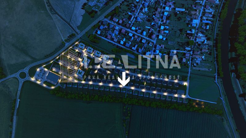 STAVEBNÝ POZEMOK NA SLIAČI, 861M2, SLNEČNICA - Nočná letecká snímka pozemkov na bývanie na Slnečnicovej v meste Sliač, osvetlené ulice.
