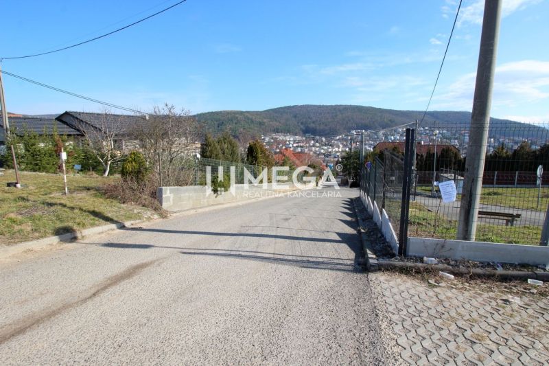 Na predaj pozemok priamo v meste Humenné! - Majakovského ulica v Humennom, výhľad na Pozemky - bývanie s panorámou mesta a kopcov.