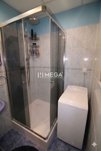 NA PREDAJ - 3 izbový byt na Sídlisku III. v meste Humenné - Kúpeľňa v 3-izbovom byte s kachličkami, sprchovacím kútom a práčkou.