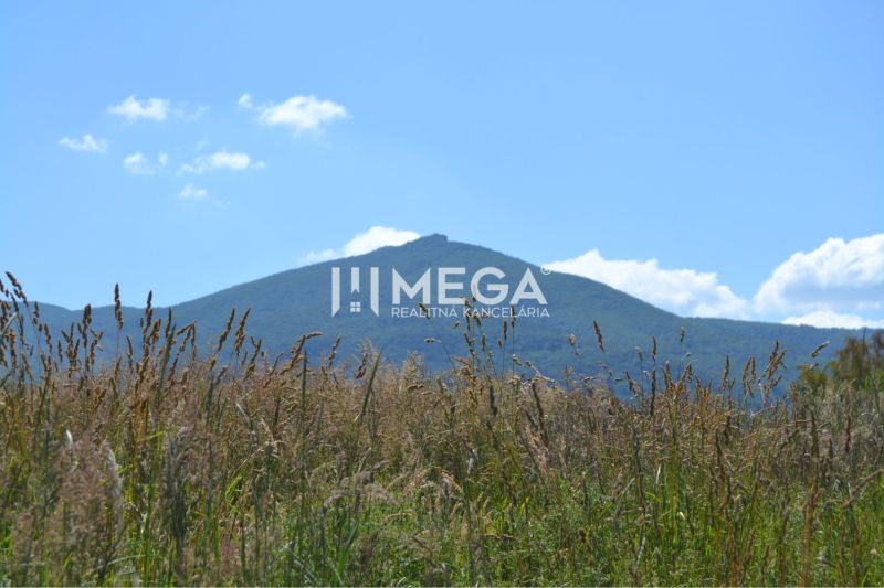 NOVÁ CENA-PREDAJ POZEMKU Zemplínske Hámre (2918 m2) - Pozemky - bývanie v Zemplínskych Hámroch s horským výhľadom a modrou oblohou v pozadí.