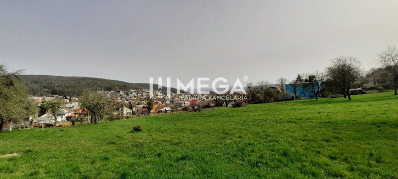 NA PREDAJ dom s veľkým pozemkom v meste Humenné - Pohľad z Brestovskej ulice na Rodinné domy v Humennom obklopené zeleňou a prírodou.