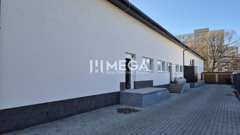 PREDAJ OBCHODNÉHO PRIESTORU v HUMENNOM (sídlisko 2A) - Budova obchodných priestorov na Tyršovej ulici v Humennom, parkovisko so zámkovou dlažbou.