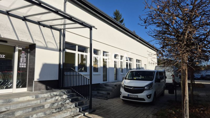 PREDAJ OBCHODNÉHO PRIESTORU v HUMENNOM (sídlisko 2A) - Budova s obchodnými priestormi na Tyršovej ulici v Humennom, zaparkované autá, strom.