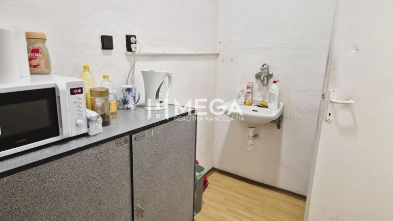 PRENÁJOM obchodných priestorov (36 m2) v CENTRE MESTA HUMENNÉ - Kancelárske priestory s umývadlom, mikrovlnkou a podlahou s dreveným dekorom.