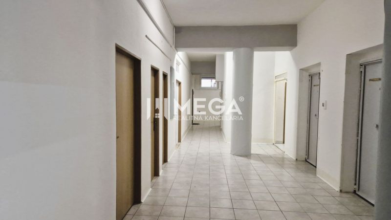 PRENÁJOM obchodných priestorov (36 m2) v CENTRE MESTA HUMENNÉ - Chodba s bielymi stenami a viacerými dverami v Kancelárii.