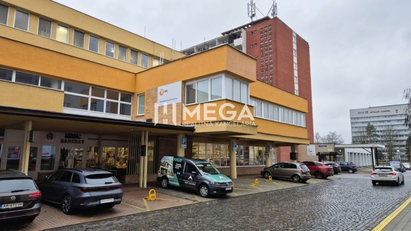 PRENÁJOM obchodných priestorov (36 m2) v CENTRE MESTA HUMENNÉ - Budova s kanceláriami a parkoviskom na ul. 26. novembra v Humennom.