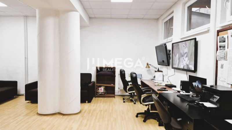 PRENÁJOM obchodných priestorov (36 m2) v CENTRE MESTA HUMENNÉ - Kancelária s podlahou s dreveným dekorom, stolmi, stoličkami a obrazovkami na stene.