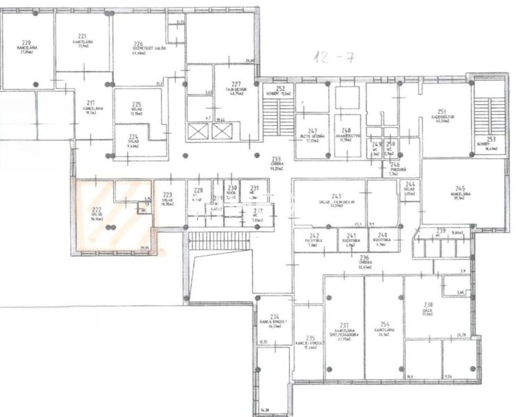 PRENÁJOM obchodných priestorov (36 m2) v CENTRE MESTA HUMENNÉ - Pôdorys kancelárií s rozvrhnutými miestnosťami a skladmi.
