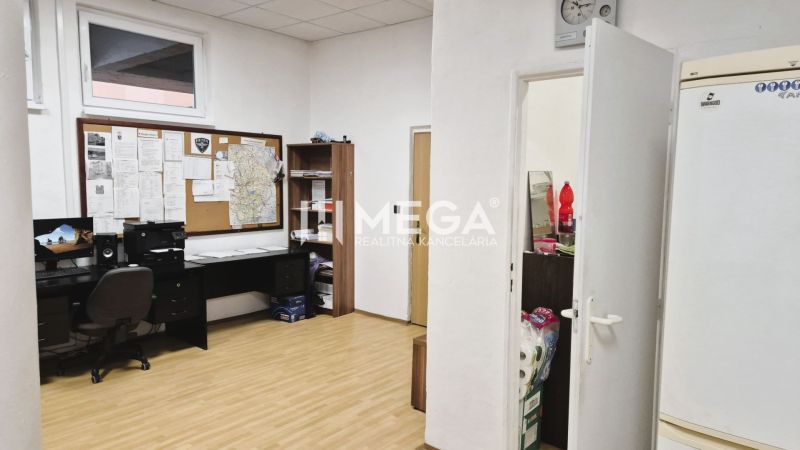 PRENÁJOM obchodných priestorov (36 m2) v CENTRE MESTA HUMENNÉ - Kancelárie s pracovným stolom a dekoratívnou podlahou, pôsobia prakticky zariadené.