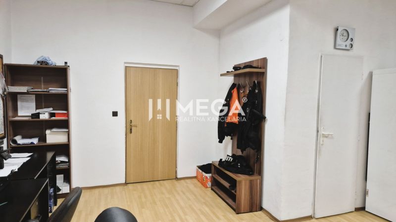 PRENÁJOM obchodných priestorov (36 m2) v CENTRE MESTA HUMENNÉ - Kancelárie s policou, vešiakom a podlahou s dreveným dekorom.