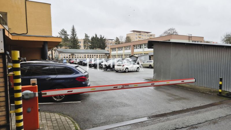 PRENÁJOM obchodných priestorov (36 m2) v CENTRE MESTA HUMENNÉ - Parkovisko pred kanceláriami na ul. 26. novembra v Humennom s rampou a autami.