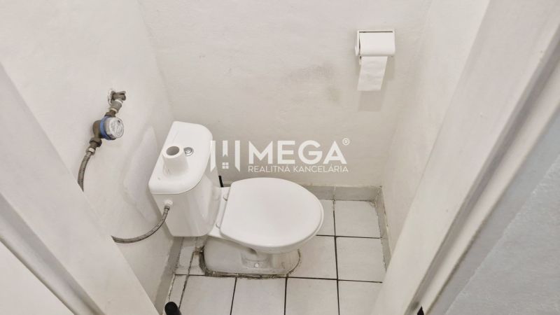 PRENÁJOM obchodných priestorov (36 m2) v CENTRE MESTA HUMENNÉ - Toaleta v kancelárii s bielymi stenami a keramickou podlahou.