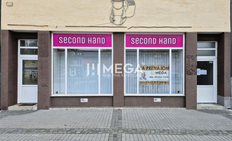 PRENÁJOM OBCHODNÉHO PRIESTORU PRIAMO V CENTRE HUMENNÉHO - Obchodné priestory na Námestí Slobody v Humennom, so vstupnými dverami a širokými výkladmi.