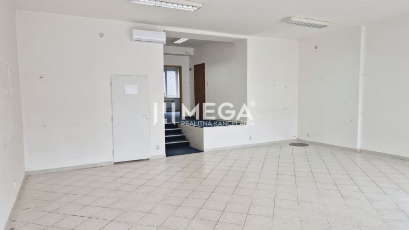 PRENÁJOM OBCHODNÉHO PRIESTORU PRIAMO V CENTRE HUMENNÉHO - Prázdne obchodné priestory s bielymi stenami a keramickou dlažbou na podlahe.