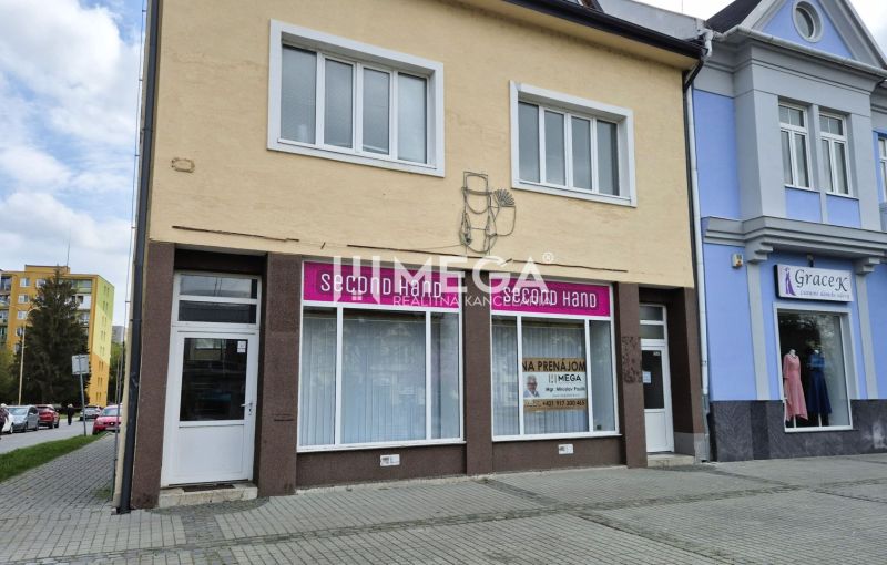 PRENÁJOM OBCHODNÉHO PRIESTORU PRIAMO V CENTRE HUMENNÉHO - Obchodné priestory na Námestí Slobody v Humennom s výkladmi a reklamou na prenájom.