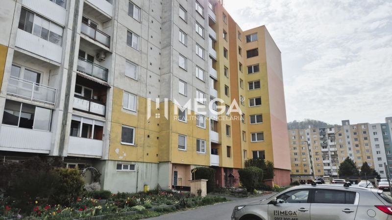 PRENÁJOM 3-izbového bytu (76 m2) v Humennom Sídlisko pod Sokolejom - Bytový dom na Partizánskej ulici v Humennom, vhodný pre 3-izbový byt, s autami.