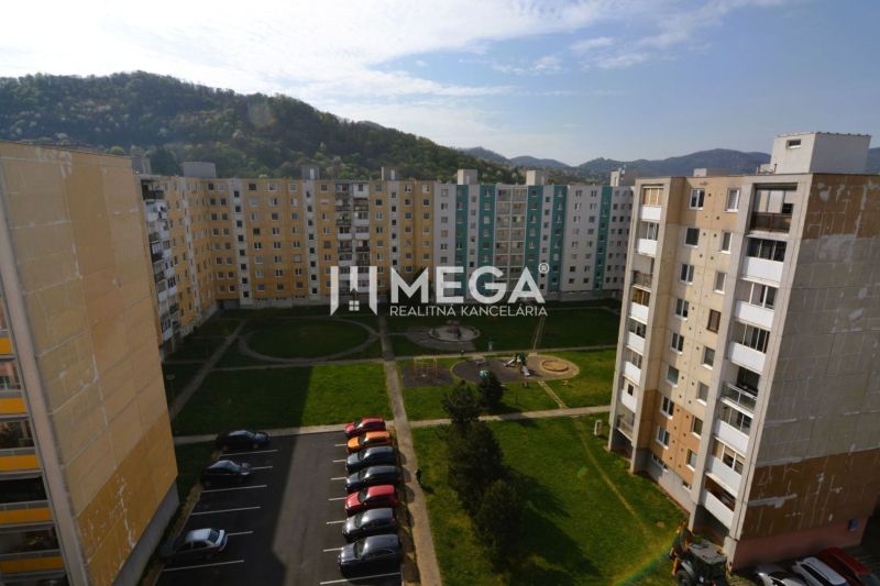 PRENÁJOM 3-izbového bytu (76 m2) v Humennom Sídlisko pod Sokolejom - Pohľad na sídlisko s panelákmi na Partizánskej ulici v Humennom, obklopené zeleňou.