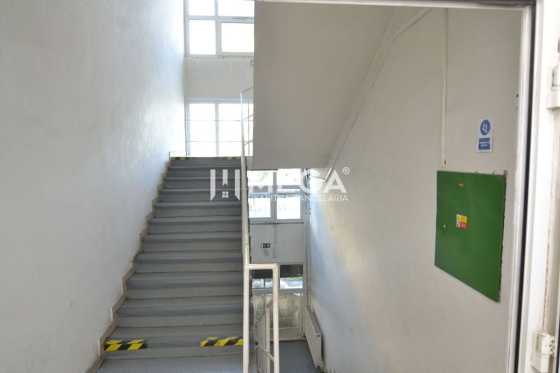 PREDAJ VÝROBNEJ HALY, ADMIN BUDOVY A PLOCHY v HUMENNOM - Schodisko vo výrobných priestoroch s presvetlením cez okná.