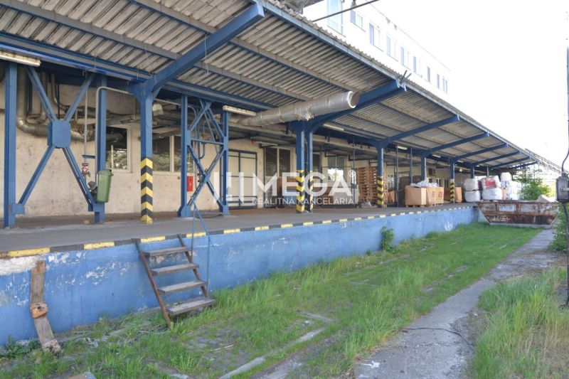 PREDAJ VÝROBNEJ HALY, ADMIN BUDOVY A PLOCHY v HUMENNOM - Výrobné priestory na Chemlonskej ulici v Humennom s modrou rampou a schodmi.