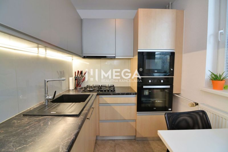NOVÁ CENA-PREDAJ ZREKONŠTRUOVANÉHO 2-IZBOVÉHO BYTU (50 m2) S LODŽIOU H - Kuchyňa v 2-izbovom byte s indukčnou varnou doskou a modernými spotrebičmi.
