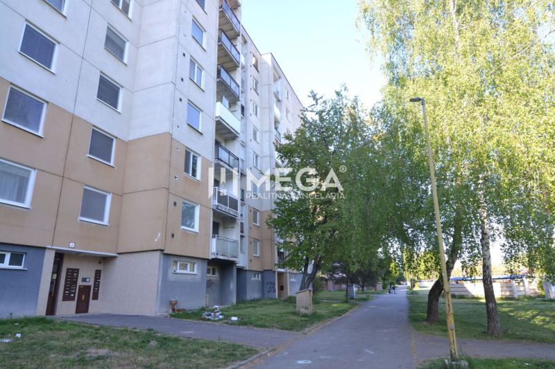 NOVÁ CENA-PREDAJ ZREKONŠTRUOVANÉHO 2-IZBOVÉHO BYTU (50 m2) S LODŽIOU H - Bytový dom s chodníkom, zeleňou a stromami na Košickej ulici v Humennom.