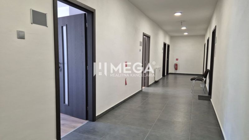 PRENÁJOM kancelárie blízko centra Humenného (15,20 m2) - Chodba s viacerými kanceláriami, dlažbou a otvorenými dverami v kanceláriách.