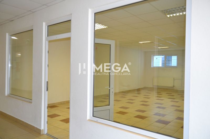 PRENÁJOM OBCHODNÉHO PRIESTORU (54 m2) ulica MIEROVÁ HUMENNÉ - Obchodné priestory s presklenými stenami a podlahou s dreveným dekorom.