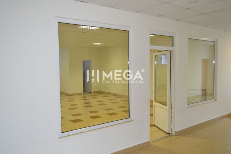 PRENÁJOM OBCHODNÉHO PRIESTORU (54 m2) ulica MIEROVÁ HUMENNÉ - Obchodné priestory s presklenými stenami a podlahou s dreveným dekorom.