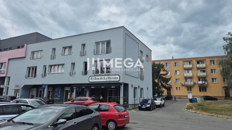 PRENÁJOM kancelárskych priestorov (42 m2) v CENTRE MESTA HUMENNÉ - Budova na Osloboditeľov v Humennom, obsahuje kancelárie a parkovisko pre autá.