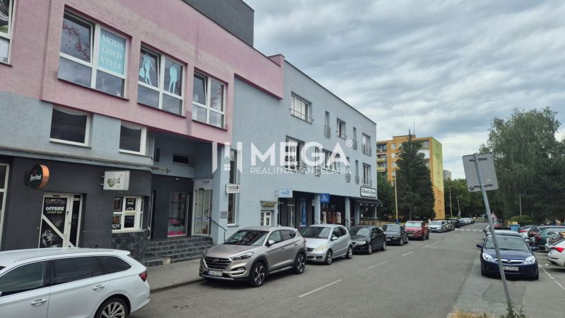 PRENÁJOM kancelárskych priestorov (42 m2) v CENTRE MESTA HUMENNÉ - Budovy s obchodmi a kanceláriami na ulici Osloboditeľov v Humennom, zaparkované autá.