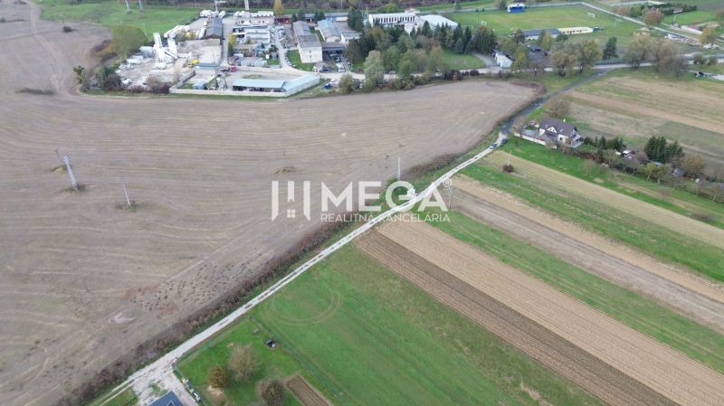 Predaj pozemku v obci Jasenov - Letecký pohľad na polia a priemyselnú oblasť v Jasenove na ulici Jasenov.