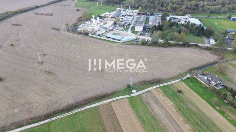 Predaj pozemku v obci Jasenov - Letecký pohľad na priemyselnú zónu pri ulici Jasenov v meste Jasenov.