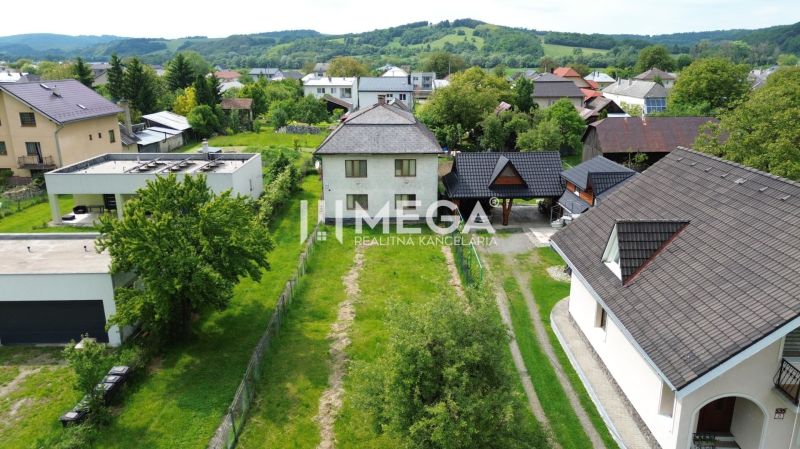 REZERVOVANÝ - Pôvodný rodinný dom v obci Dlhé nad Cirochou - Rodinný dom na Železničnej ulici v Dlhom nad Cirochou s veľkým zeleným pozemkom.