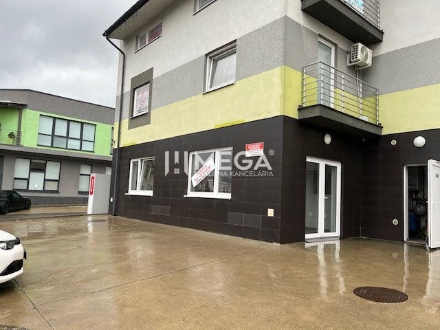 Prenájom komerčných priestorov – Snina (budova ECO umyvárky) - Obchodné priestory na Komenského ulici v Snine s modernou fasádou a balkónom.