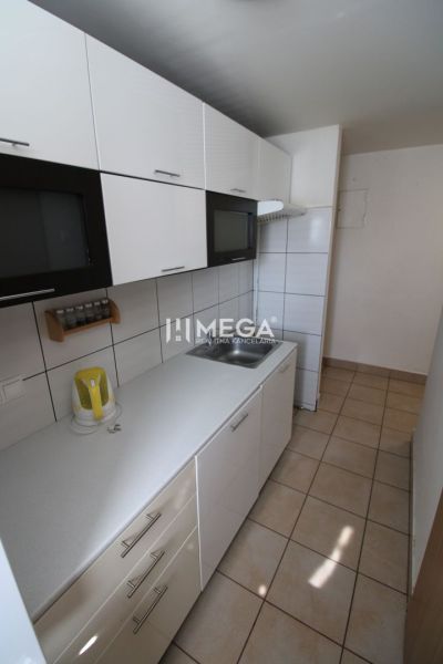 EXKLUZÍVNE na predaj 3 izbový byt v meste Snina - Kuchyňa v 3-izbovom byte s bielymi skrinkami a dlažbou na podlahe.