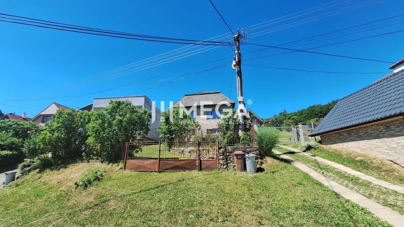 NA PREDAJ - Rodinný dom s pozemkom 3 277 m² v Snine - Rodinný dom na Jesenského ulici v Snine obklopený zeleňou a oplotením.