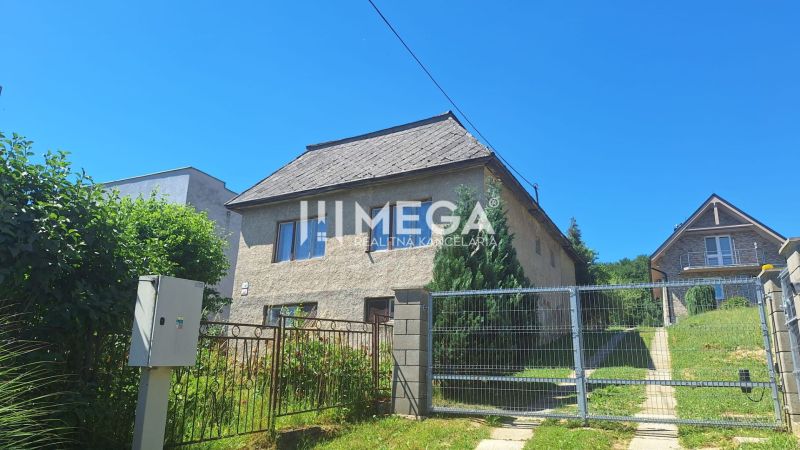 NA PREDAJ - Rodinný dom s pozemkom 3 277 m² v Snine - Rodinný dom na Jesenského ulici v Snine, so záhradou a oplotením.
