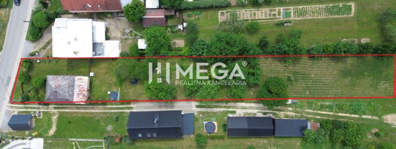 NA PREDAJ - Rodinný dom s pozemkom 3 277 m² v Snine - Rodinný dom na Jesenského ulici v Snine s rozsiahlou záhradou a zeleňou.
