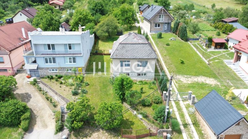 NA PREDAJ - Rodinný dom s pozemkom 3 277 m² v Snine - Rodinný dom na Jesenského ulici v Snine obklopený záhradou a okolitými domami.