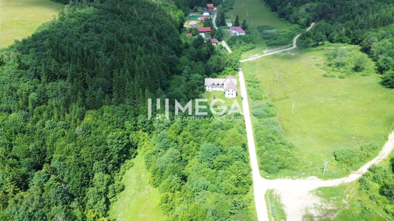 Investičný stavebný pozemok v oblasti Danová - 2 200m2 - Letecký pohľad na pozemky - bývanie obklopené zeleňou v Medzilaborciach na Danovej ulici.