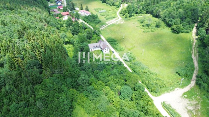 Investičný stavebný pozemok v oblasti Danová - 2 200m2 - Letecký pohľad na zelené Pozemky - bývanie v Medzilaborciach na Danovej.