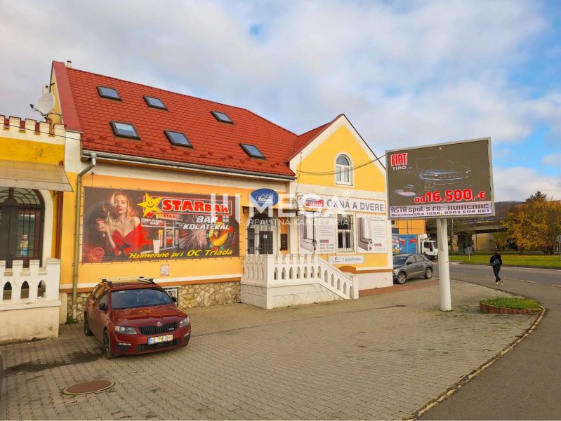 EXKLUZÍVNE  na prenájom obchodný priestor v meste Humenné - Budova s reklamami na Staničnej ulici v Humennom, vedľa kancelárií.