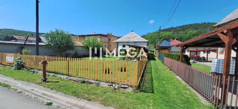 ZNÍŽENÁ CENA -  NA PREDAJ Dom v obci Kochanovce - Rodinný dom v Kochanovciach na ulici Kochanovce s predzáhradkou a dreveným plotom.